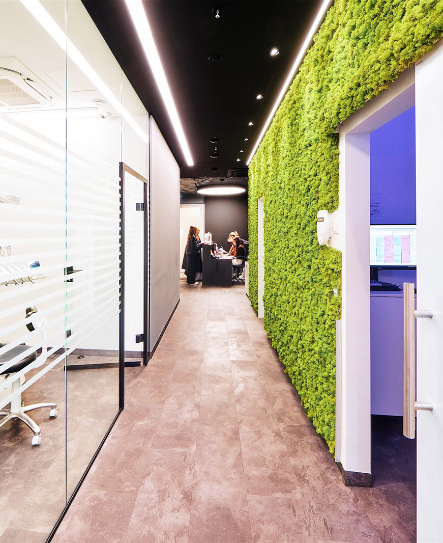 Eingang mit Mooswand, mit Blick auf Wartebereich